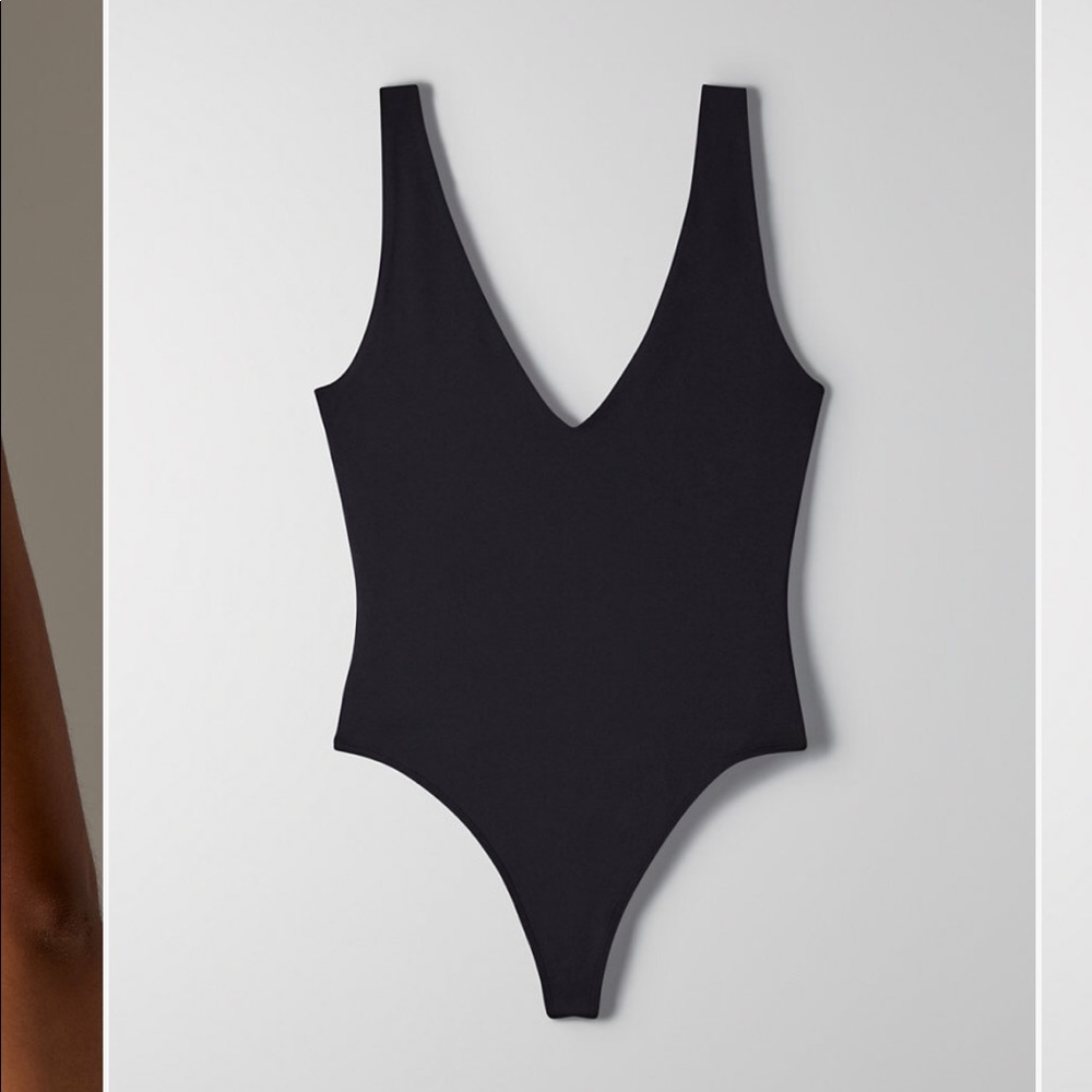 Aritzia Babaton
Contour V-Neck Bodysuit S